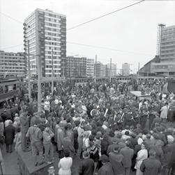 Fotograf tentokrát nebyl v okně, ale stál na chodníku a díval se na autobus stojící na konečné u čerpací stanice na nestlačený svítiplyn.