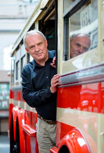 ROZLUČKOVÝ SNÍMEK V MUZEU MHD VÍCE NEŽ SYMBOLICKÝ TROLEJBUS TATRA MÁ S PAVLEM SHODNÝ ROK NAROZENÍ dnešní nové generace zajímá metro a nové tramvaje.