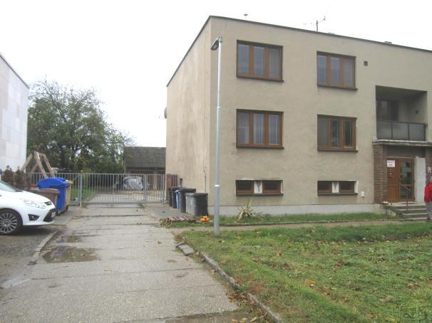 Stavba je k datu ocenění užívána pro garážování a skladování, příslušenství stavba nemá. Pozemek parc.