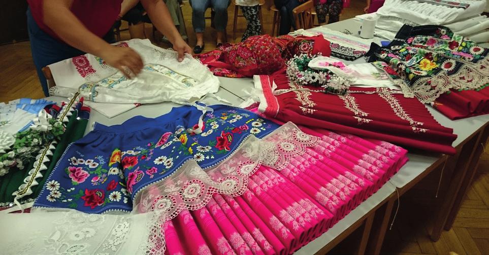 PROJEKTY ENTENTYKY - FOLKLÓRNÍ KROUŽEK Cílem projektu bylo podpořit zachování kulturních lidových tradic, prostřednictvím vzdělávání té nejmladší generace a jejího aktivního zapojení.