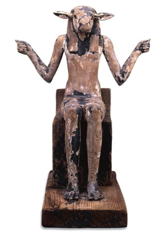 13. Dřevěná figurka berana pokrytá černou pryskyřicí. Jedná se o tzv.