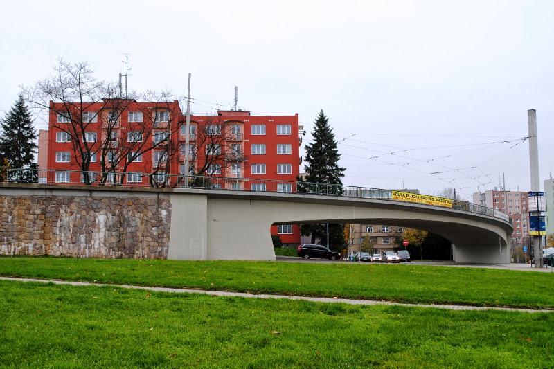 Ke stejným výsledkům jako je (1) a (2) můžeme dospět pomocí aproximace Taylorovým polynomem druhého řádu f(x + h) f(x) + df dx h + 1 d 2 f 2 dx 2 h2 f(x h) f(x) df dx h + 1 d 2 f 2 dx 2 h2 tak, že