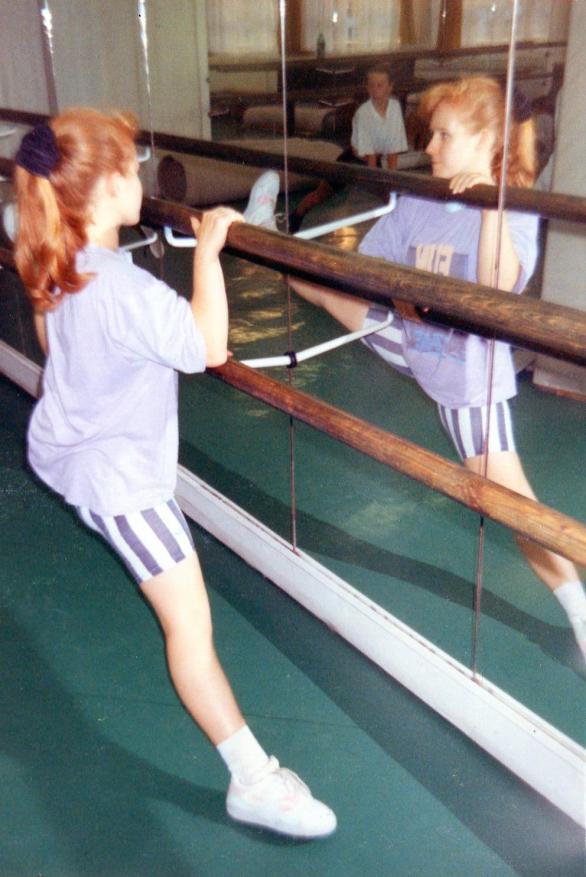 Zuzka při své roztahovací rozcvičce.