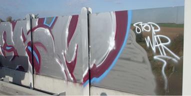 odstranění graffiti a provedení antigraffiti nátěru zejména u výplní protihlukových stěn z PMMA, skla, kovu, betonu aj.