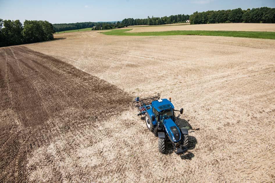 18 NÁPRAVY A TRAKCE 19 Vynikající trakce Nepřekonatelný komfort Kombinací výkonného systému odpružení přední nápravy Terraglide, odpružení kabiny Comfort Ride a odpružené sedačky můžete zažít