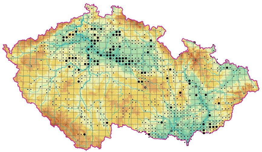 Rozšíření asociace MCH02 Caricetum acutiformis; existující fytocenologické snímky dávají dosti neúplný obraz skutečného rozšíření této asociace, proto jsou malými tečkami označena místa s výskytem