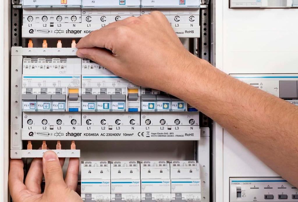 Zkracování doby zapojení díky fázovým přípojnicím Fázové přípojnice se těší velké oblibě u elektrikářů není divu: koneckonců dělají propojení modulových přístrojů jednodušší, rychlejší a bezpečnější.