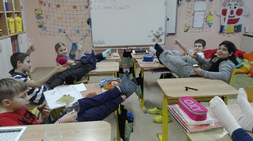 Zcela mimořádné předávání vysvědčení na Bílé věži Závěrem I. pololetí jsme dostali nápad. Přáli jsme si již dlouho navštívit Bílou věž, a tak jsme to spojili s předáním vysvědčení.