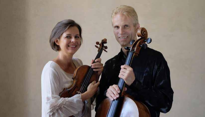 Pozvánka / Invitation České smyčcové duo založili houslistka Lucie Hůlová a violoncellista Martin Sedlák v roce 1994 během studia na Konzervatoři v Praze.