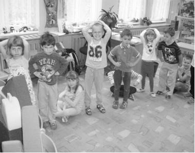 3: Hra na pekárnu druhý den (Nováková, 2013) Třetí den se v obchodu vytvořila tak dlouhá fronta, až z toho začínali být lidé čím dál tím víc nervózní.