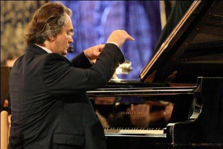 NOVODOBÝ RACHMANINOV V JÍZDÁRNĚ Já vím, někdy mě takto nazývají novináři a kritici, připustil významný ruský klavírista Konstantin Scherbakov před svým českokrumlovským koncertem v pátek 27. července.