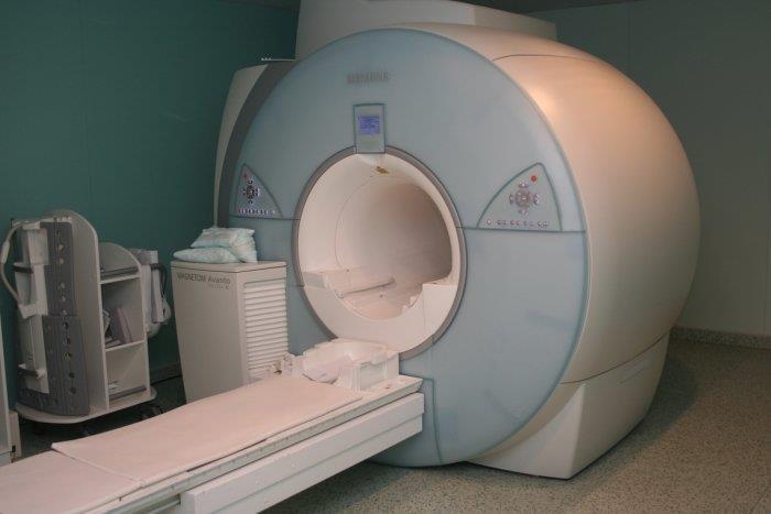 6 MR Magnetická rezonance je založena na principu, kde je uložen pacient do silného magnetického pole, je vyslán krátký radiofrekvenční impulz, poté se snímá magnetický signál vyzařující z jader