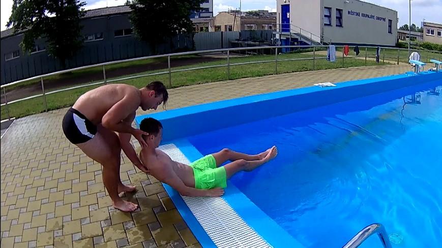 28 Vytažení tonoucího Jedenáctá kapitola je předposlední kapitolou popisující záchranné pomůcky, jejich důležitost a funkci.