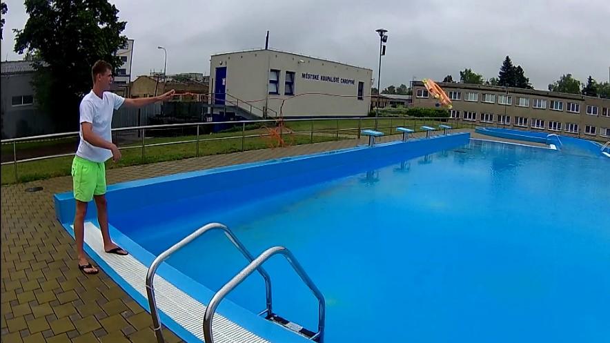 Zde je fotoscreen videa: 29 Hod podkovou Poslední kapitola se zabývá manipulací s osobou podezřelou na poranění hlavy a páteře.