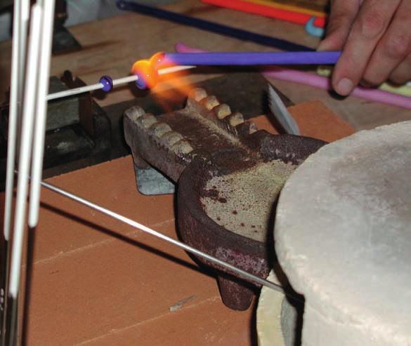GLASPERLEN WICKELN VINUTÍ SKLENĚNÝCH KORÁLKŮ KALEIDOSKOP WERKSTATT KALEIDOSKOP DÍLNA Licht, Flamme, Farbe Glasperlen zu wickeln ist faszinierend. Meister diese Fachs ist Peter Zindulka.