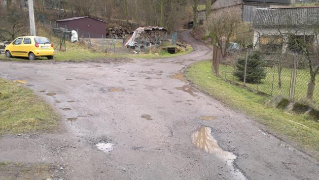 bodem opravy je vlastní komunikace s křižovatkou před RD s napojením na cestu směrem k