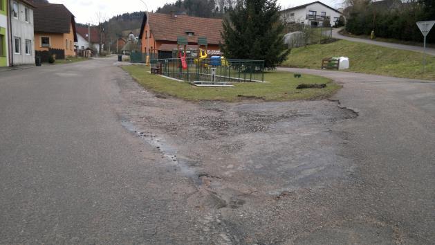Černovír Dlouho připravovaná úprava povrchu velmi strmé komunikace bude realizována v