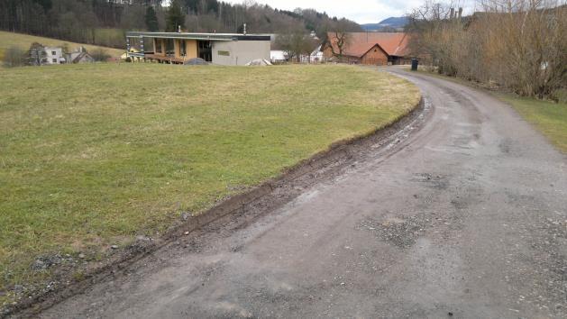 Současně budou v komunikaci osazeny odvodňovací srážky. 07.