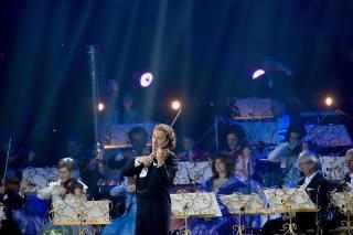 Jeden všehoschopný gauner, kterého by sami zastavit nedokázali. Neděle 4. 8. Tlapková patrola Animovaný.  André Rieu / Smím prosit? Koncert z Maastrichtu 2019.