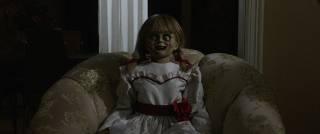 Annabelle 3 Annabelle 3 je třetím pokračováním velmi úspěšné hororové série scénáristy a producenta Jamese Wana, ve kterém se opět potkáváme s neblaze proslulou panenkou poprvé