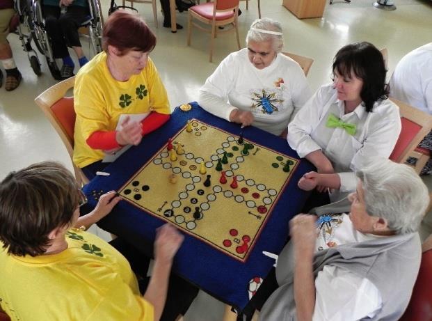 Ke každému týmu byl přidělen kouč, který dohlížel na přísná pravidla této,