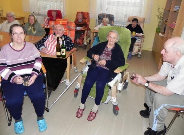 Připomenutí MDŽ na oddělení B I na oddělení B jsme si s uživatelkami při bílém a červeném vínečku připomenuly