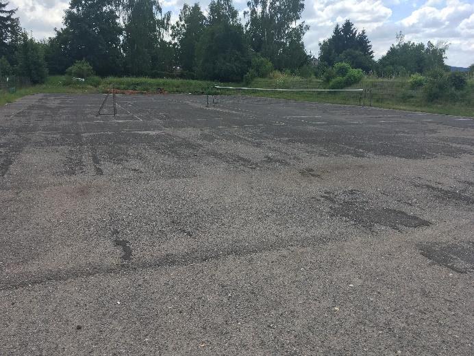 Sportovní zařízení v majetku Juta, a. s. Tenisové kurty Adresa: 17. listopadu Vlastník: Juta, a. s. Provozovatel: TC Dvůr Králové, z.