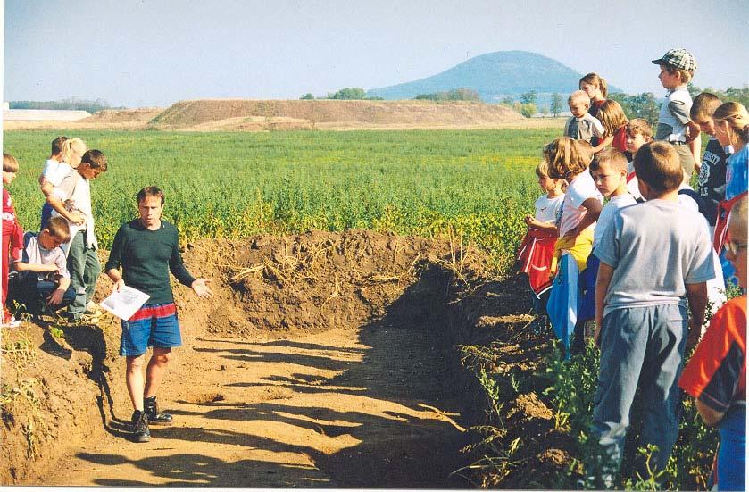 Archeologický průzkum v Ledčicích Snad každý člověk v dětství zatoužil být velkým objevitelem, nalézt pohádkový poklad nevýslovné ceny, který mu přinese slávu a bohatství.