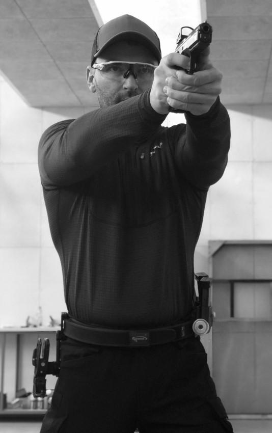 Martin Kameníček jméno Martin Kameníček CZE Věk 36 let klub klub Jeffa Coopera divize Production Optics Martin Kameníček byl po několik let nejúspěšnějším českým zástupcem v IPSC divizi OPEN.