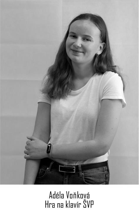 duchu. Diváci se bavili a my také, protože vše nešlo tak snadno, jak jsme si představovaly. Pivo pěnilo a loutky pěnu nepobíraly s očekávaným nadšením. Alkoholický nápoj jim tekl po bradě a oblečení.