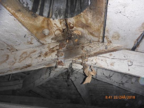 1: Fotodokumentace poruch konstrukce zastřešení v části A Část popis