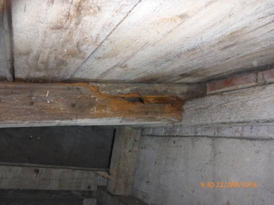 fotodokumentace "B" havarijní stav dřevěných prvků krovu v místě odvětrání kanalizace zaústěného pod