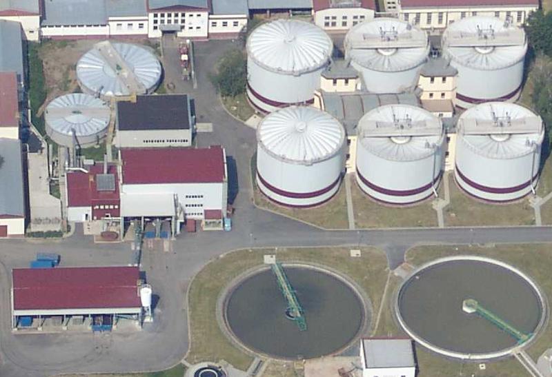 Obr. 4 Anaerobní stabilizační reaktory ČOV Modřice [3] Při termofilní aerobní stabilizaci, která probíá při minimální teplotě 50 C, je teplo potřebné k udržení termofilníc podmínek získáváno