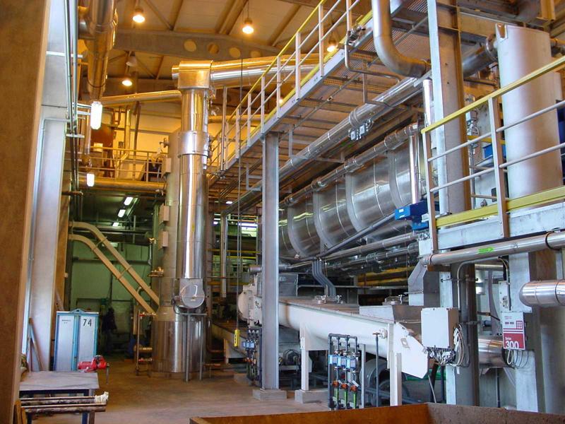 4.3 Kontaktní (nepřímé) sušení Teplo je při tomto typu sušení přenášeno do sušenéo kalu prostřednictvím vyřívanýc ploc. Topné médium je vedeno uzavřeným topným okruem a nepřicází do styku s kalem.