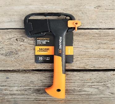 Sekera Fiskars X7 sekerka vhodná do lesa nebo na zahradu násada z trvanlivého polyamidu vyztužena skelnými vlákny a
