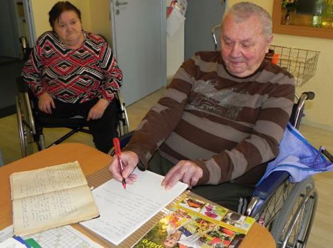 Přepisování receptů Naštěstí si některé uživatelky s sebou do Domova vzaly i své drahocenné poklady v podobě sešitů s recepty.