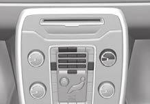 06 Systém infotainment Multimediální přehrávač 06 Všeobecné informace Přehrávač médií může přehrávat zvuk a obraz z disků CD/DVD* a externích připojených zvukových zdrojů pomocí vstupu AUX/USB* nebo