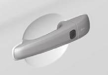 02 Zámky a alarm Keyless drive* 02 Odemykání Vůz se odemkne, když se rukou dotknete kliky na dveřích nebo stlačíte pogumovanou přítlačnou plochu na víku zavazadlového prostoru - dveře resp.