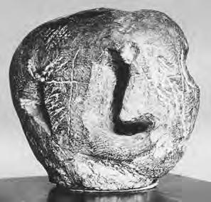 U N I V E R S I T A S 3 2014 Vincenc Makovský, Hlava V (Zahradní lampa), mušlový vápenec, 1932 ateliéru několik studií, na kterých zkoušel nejrůznější materiály, lepenku, hadry, motouzy volně