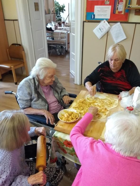 Pekli jsme štrůdl Jednoho dne dostali klienti z prvního patra