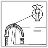 První prací cyklus Jakmile je spotřebič nainstalován, nechte před prvním případně ji můžete zavěsit na umyvadlo nebo vanu a hadici upevněte ke kohoutku (viz obrázek).