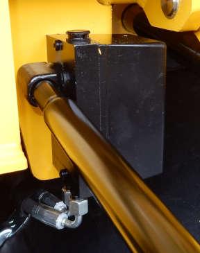 2.7 Manipulace s držákem náhradního kola [7] 2.7.1 Držák rezervy hydraulický Vyjmout dva zajišťovací šrouby z ramen nosiče rezervy.
