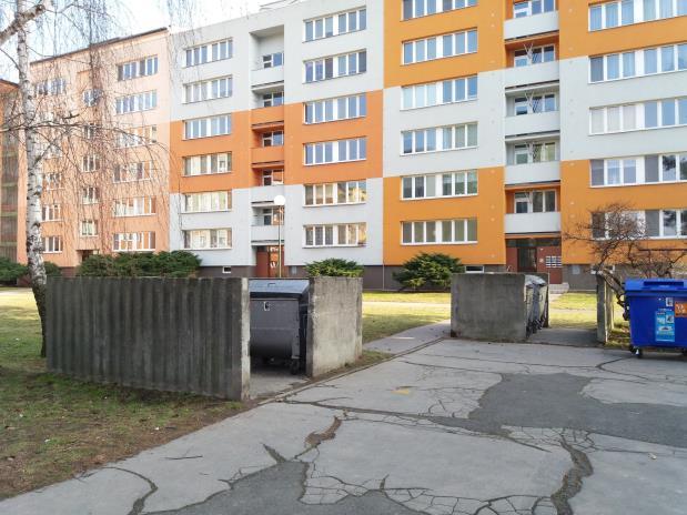 Obrázek 15: Neudržovaný veřejný prostor sídliště 17. listopadu a Liptovská - Žabka Foto: Ing. arch. Petr Stanjura 2.