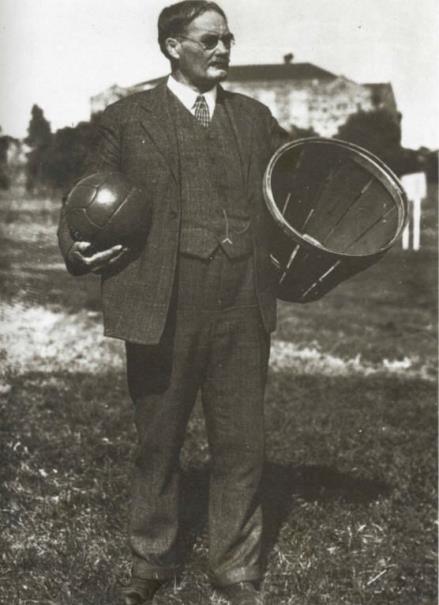 2 Teoretická východiska 2.1 Historie Lebeda (1992) uvádí, že DR. James Naismith, který je zřetelně znázorněn na obrázku 1 vymyslel moderní formu basketbalu v roce 1891 ve městě Spriengfield v USA.
