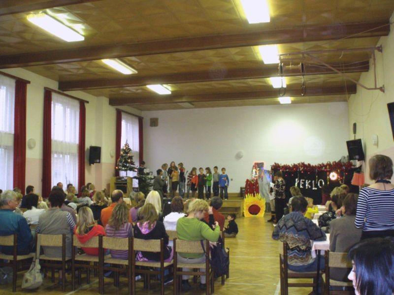 řeznických mistrů, tak i hotová jídla, připravená členkami SK.
