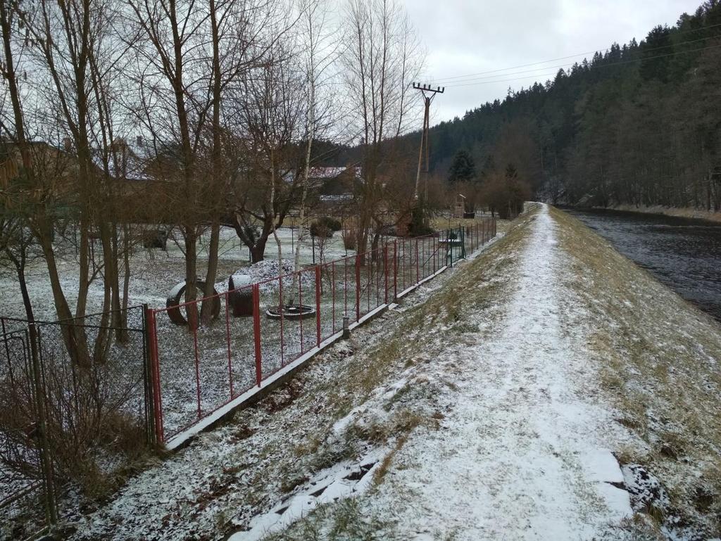 11. DALŠÍ MOŢNÉ ZPŮSOBY OCHRANY LOKALITY Jako ekonomicky výhodnější opatření pro sníţení povodňových škod neţ výhledová nádrţ Borovnice se jeví individuální protipovodňová opatření v jednotlivých