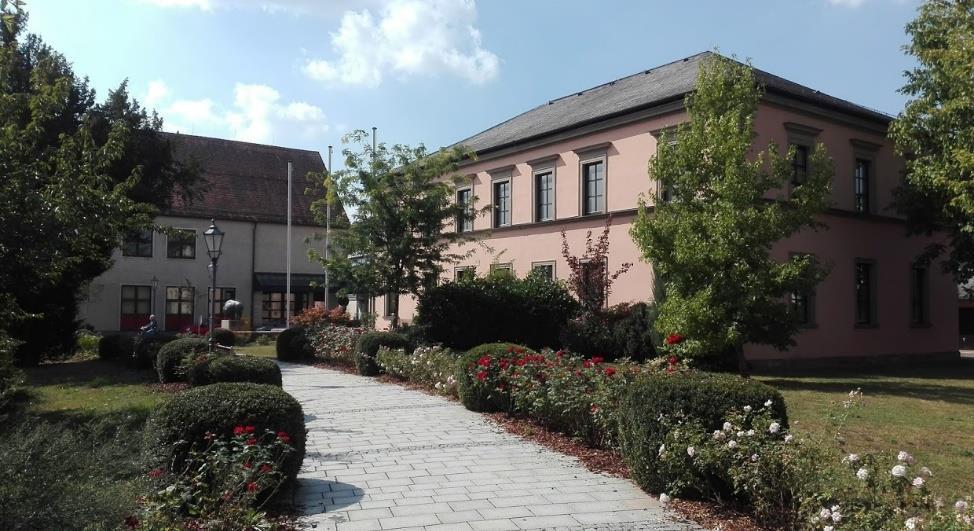 Mnoho prostoru v kontejneru lze získat také sešlapáním PET lahví, rozřezáním kartonů atd. Tímto vás žádáme, abyste udržovali okolo kontejnerů pořádek.