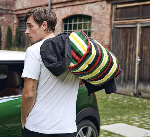 Vlevo: cestovní taška Striped Duffle Bag, pánská bunda Two-Tone Vpravo: