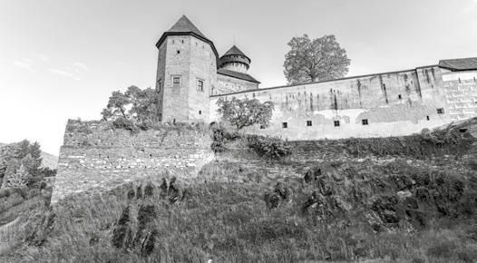 Hrad Sovinec Foto: JB Stálé expozice Zlomky minulosti, Střípky z historie hradu, Historie lesnického školství na hradě Sovinci, Zbraně ze sbírek Muzea v Bruntále. Kosárna Karlovice www.mubr.cz 1. 4.