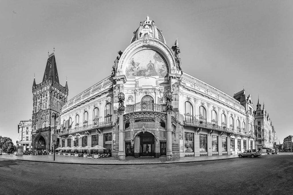 ŠACHOVÝ FESTIVAL 2019 PARÁDA V SECESI pokračování ze strany 1 Hra králů. Obecní dům sousedí s pozdně gotickou Prašnou bránou.